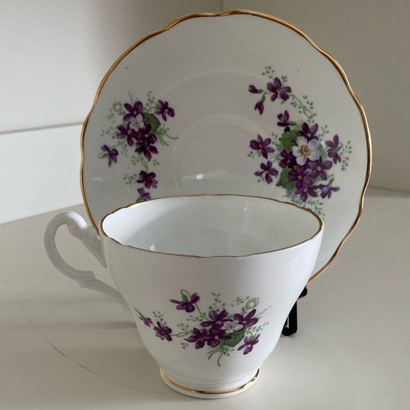 EUC VTG ROYAL ASCOT BONE CHINA TEACUP AND SAUCER IN PURPLE VIOLETS DESIGN - Picture 3 of 7